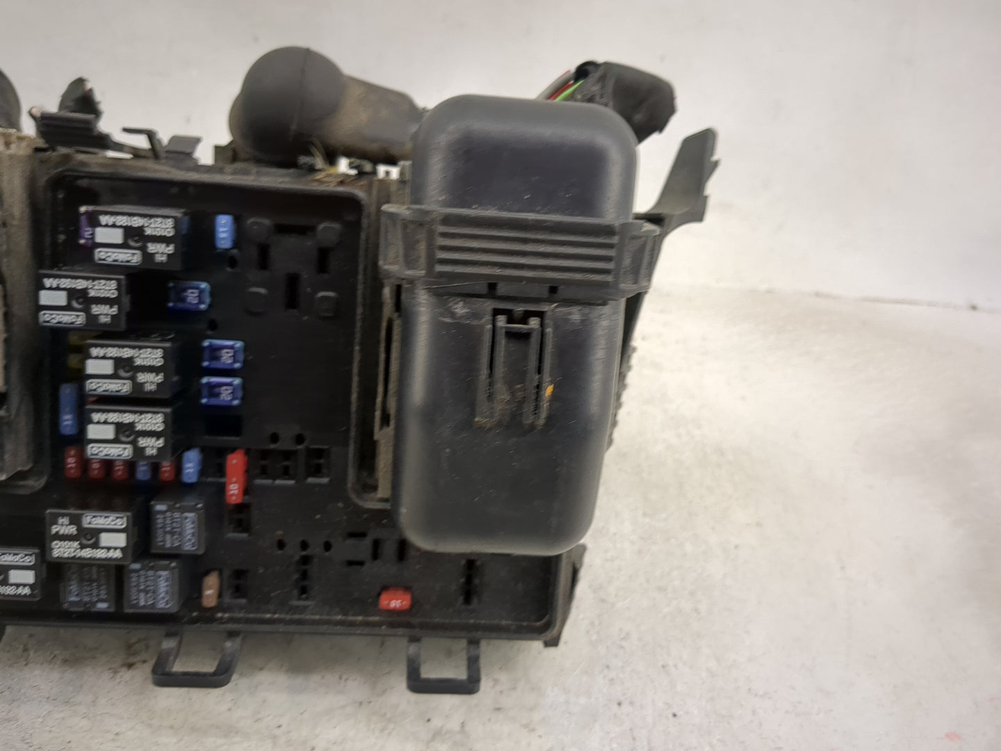 2013-2014 Ford Fusion Fusebox Fuse Box Panel Relay Module P/N:DG9T14A075AA BT2T-14B192-AA, BT2T-14B192-BA Fits Fits 2013 201