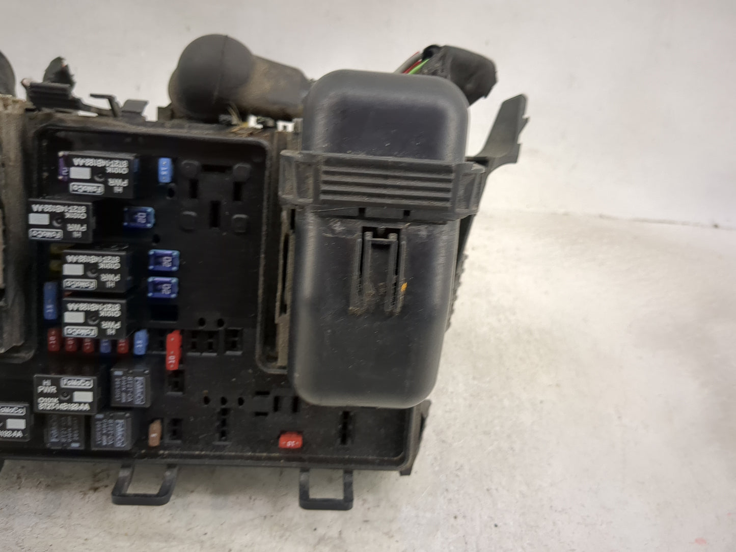 2013-2014 Ford Fusion Fusebox Fuse Box Panel Relay Module P/N:DG9T14A075AA BT2T-14B192-AA, BT2T-14B192-BA Fits Fits 2013 201