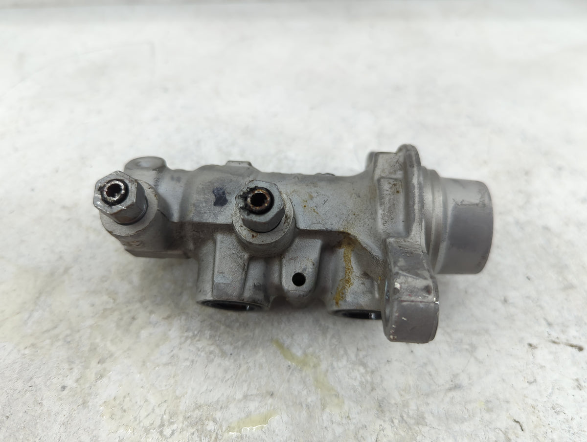 2013-2016 Ford Fusion Brake Master Cylinder 1498910 - Oemusedautoparts1.com