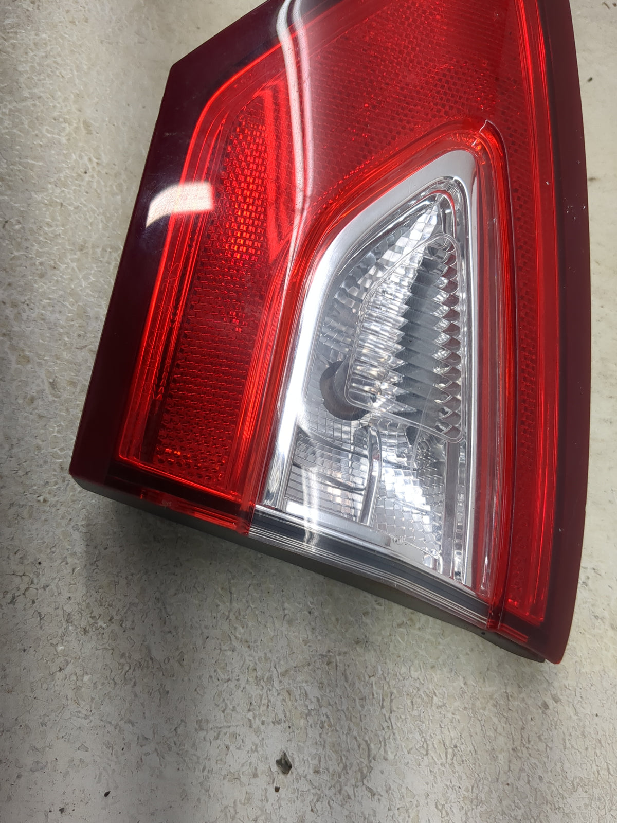2013-2016 Ford Fusion Passenger Right Side Deck Lid Mounted Tail Light 1512875 - Oemusedautoparts1.com
