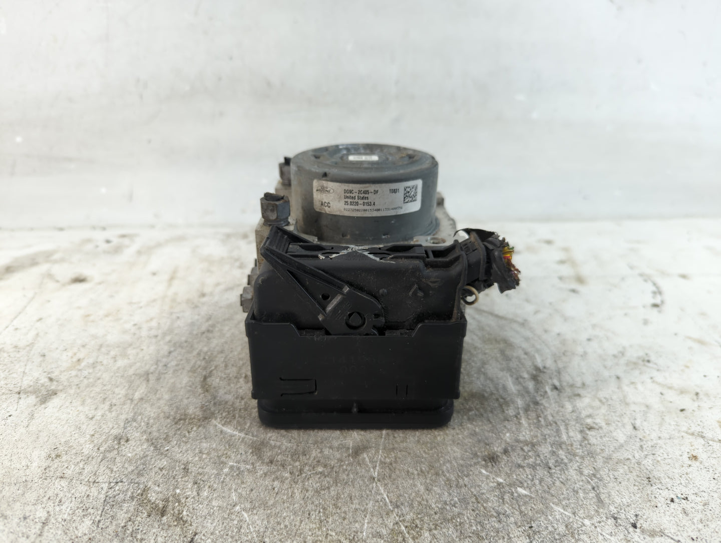 2014-2016 Ford Fusion ABS Pump Control Module Replacement P/N:DG9C-2C405-DF Fits Fits 2014 2015 2016 OEM Used Auto Parts - O