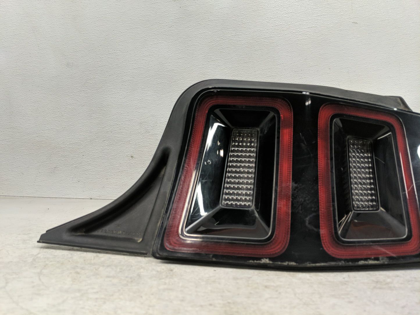 2013-2014 Ford Mustang Tail Light Assembly Passenger Right OEM P/N:DR33-13B50 Fits Fits 2013 2014 OEM Used Auto Parts - Oemu
