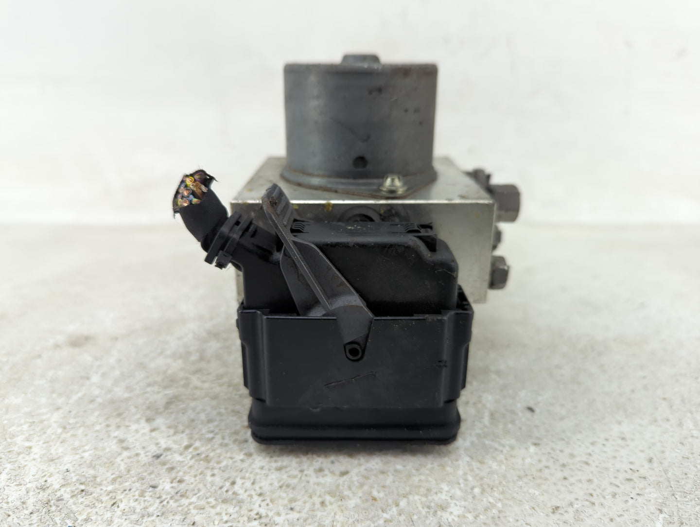 2013-2014 Ford Mustang ABS Pump Control Module Replacement P/N:DR33-2C405-AD Fits Fits 2013 2014 OEM Used Auto Parts - Oemus