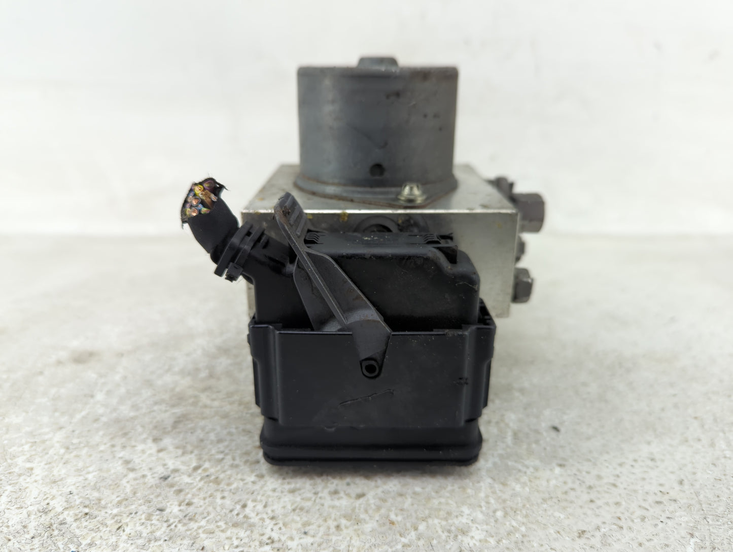 2013-2014 Ford Mustang ABS Pump Control Module Replacement P/N:DR33-2C405-AD Fits Fits 2013 2014 OEM Used Auto Parts - Oemus