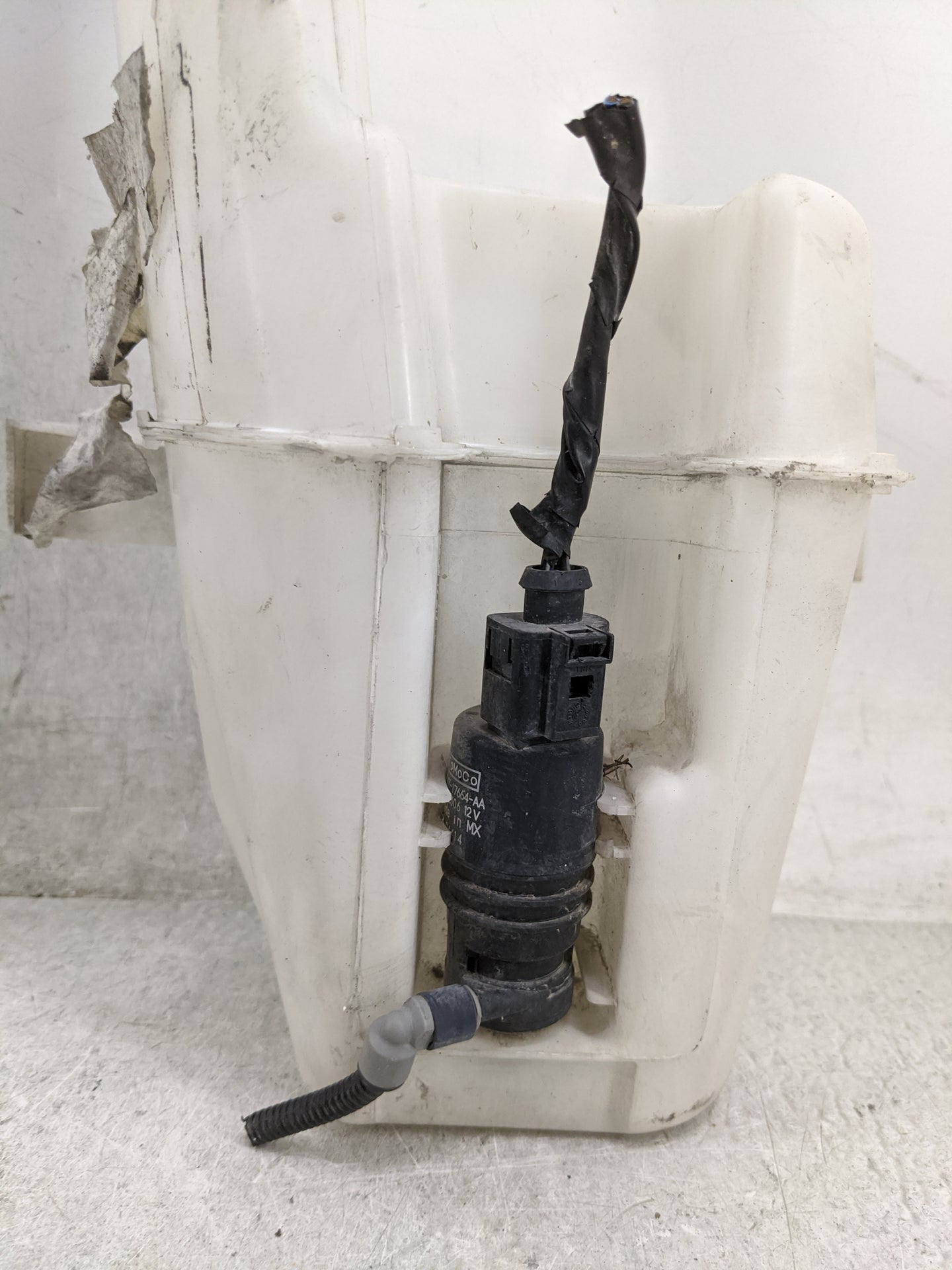 2010-2014 Ford Mustang Windshield Washer Fluid Reservoir Bottle Oem 1477236 - Oemusedautoparts1.com