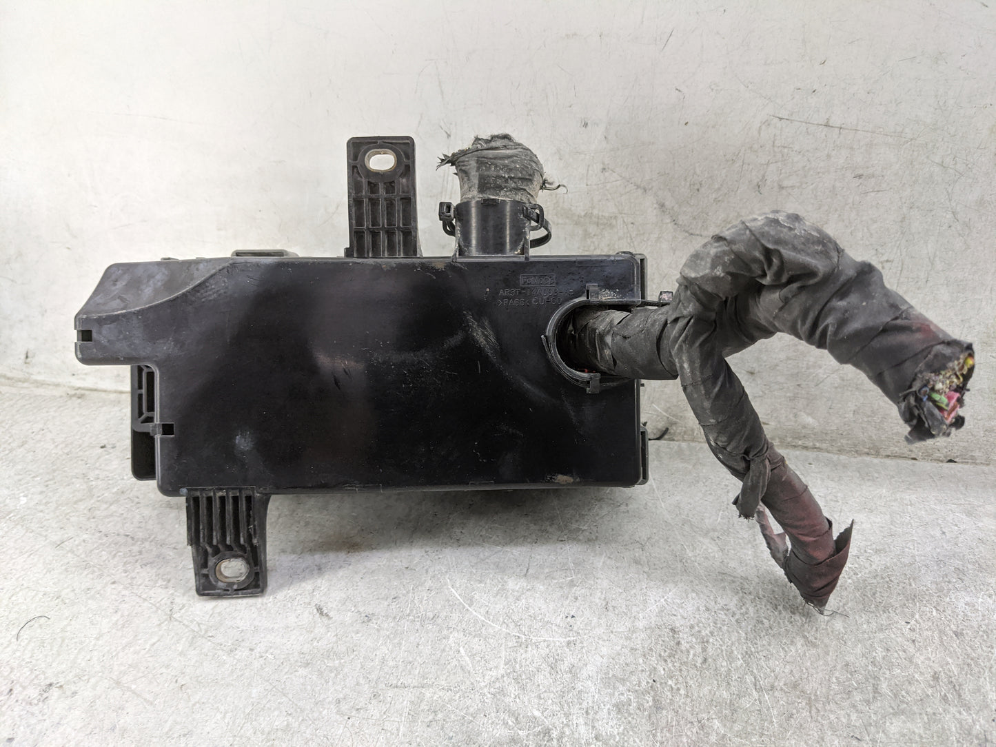 2012-2014 Ford Mustang Fusebox Fuse Box Panel Relay Module P/N:6E5T-14A003-AB Fits Fits 2012 2013 2014 OEM Used Auto Parts -