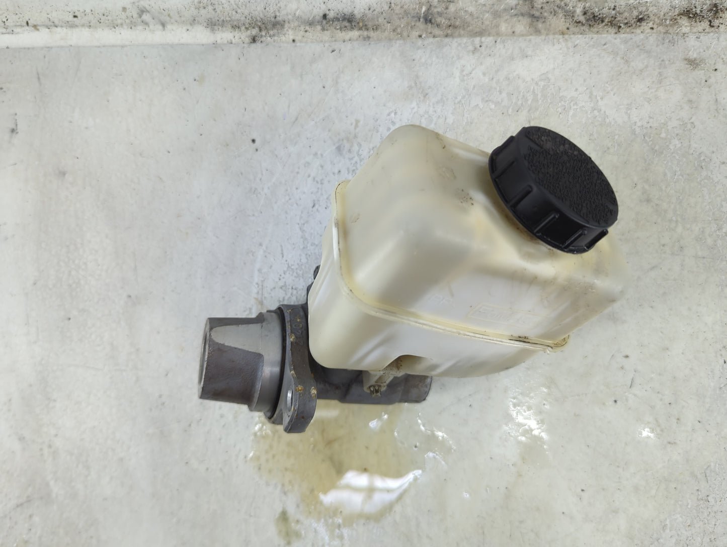 2010-2014 Ford Mustang Brake Master Cylinder 1492417 - Oemusedautoparts1.com
