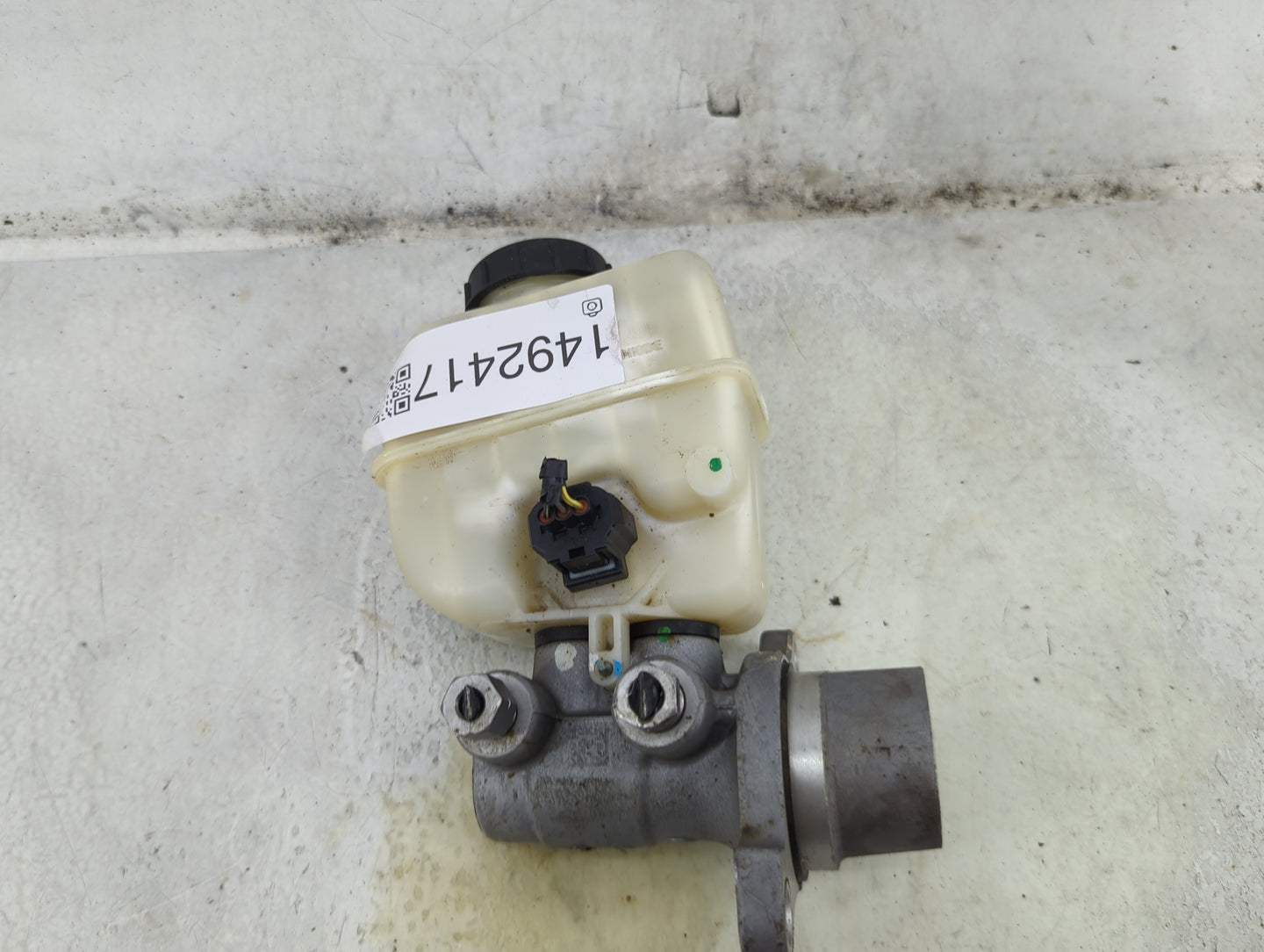 2010-2014 Ford Mustang Brake Master Cylinder 1492417 - Oemusedautoparts1.com