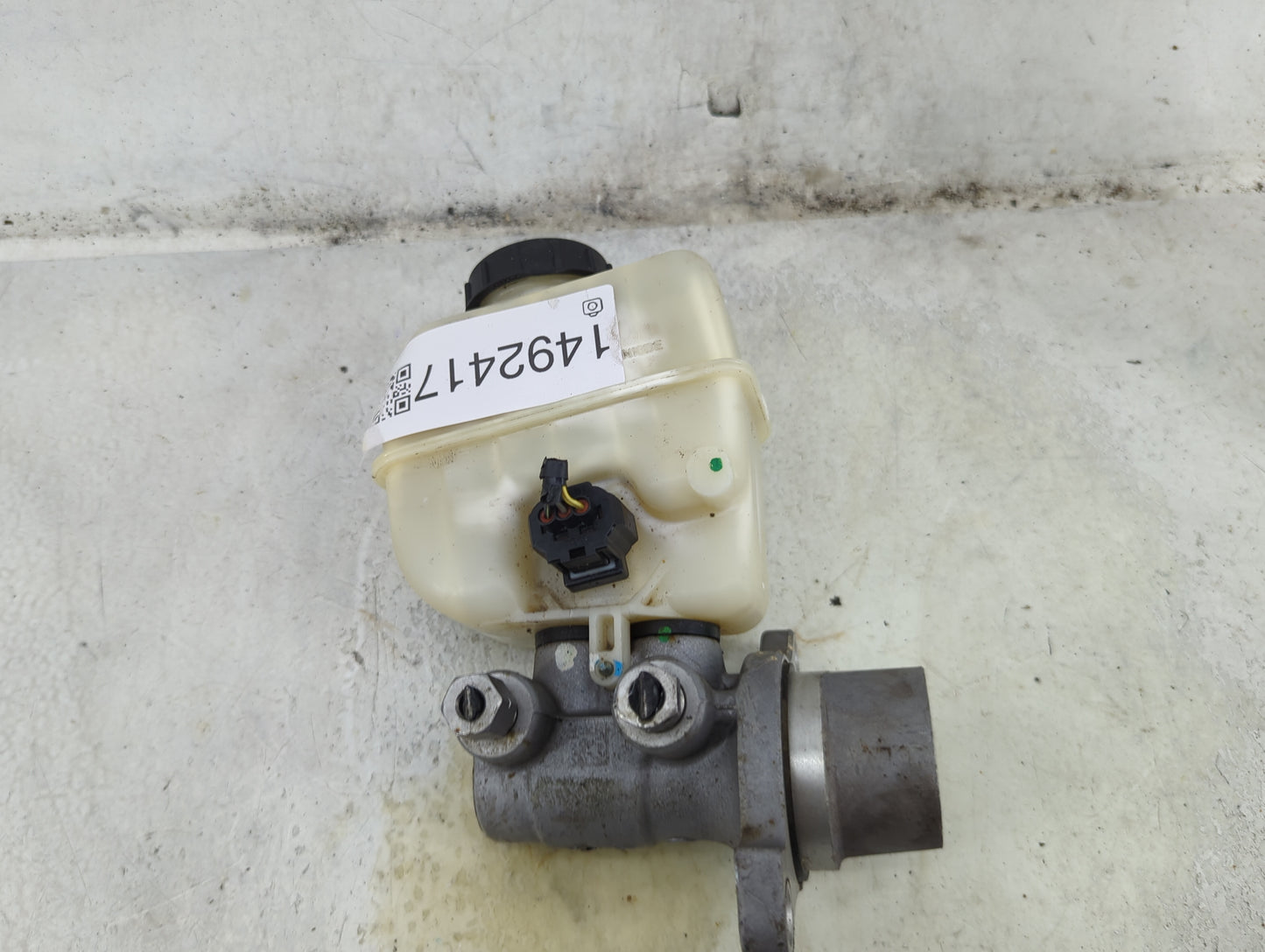 2010-2014 Ford Mustang Brake Master Cylinder 1492417 - Oemusedautoparts1.com