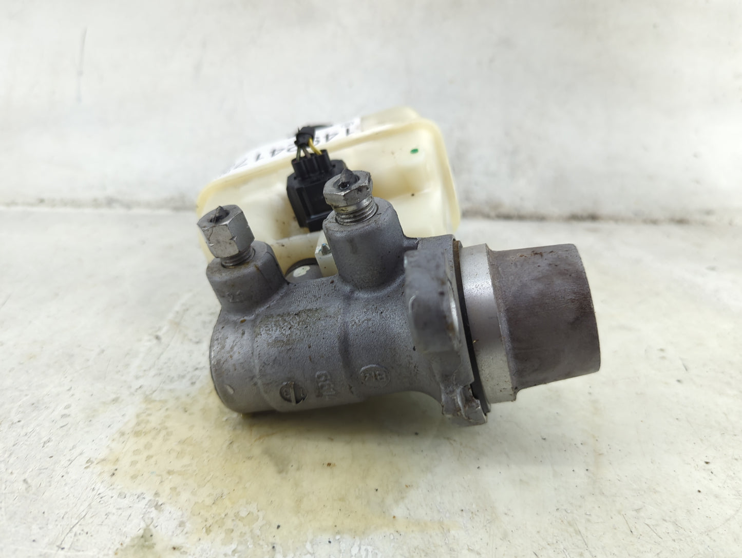 2010-2014 Ford Mustang Brake Master Cylinder 1492417 - Oemusedautoparts1.com