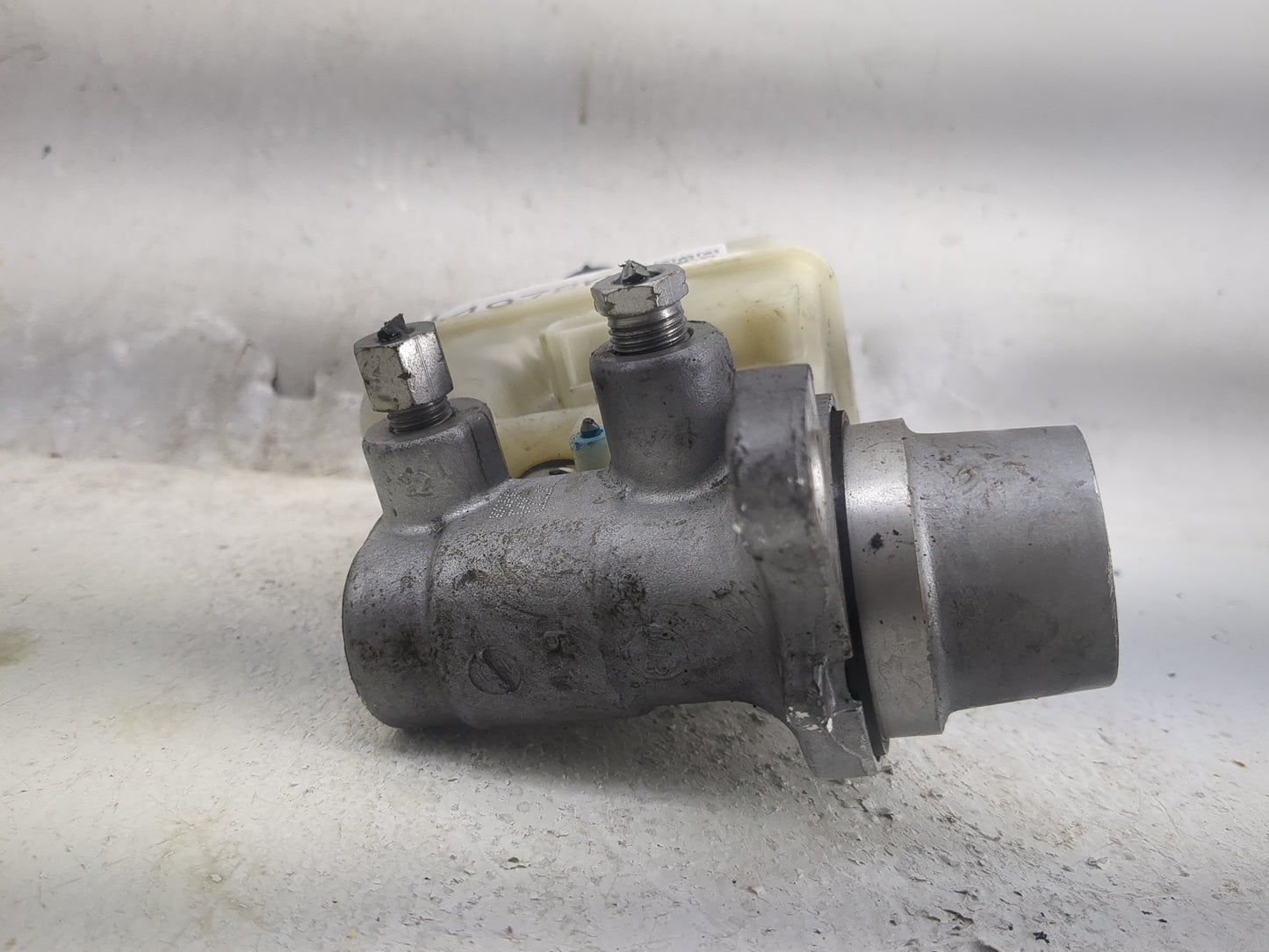 2010-2014 Ford Mustang Brake Master Cylinder 1497807 - Oemusedautoparts1.com