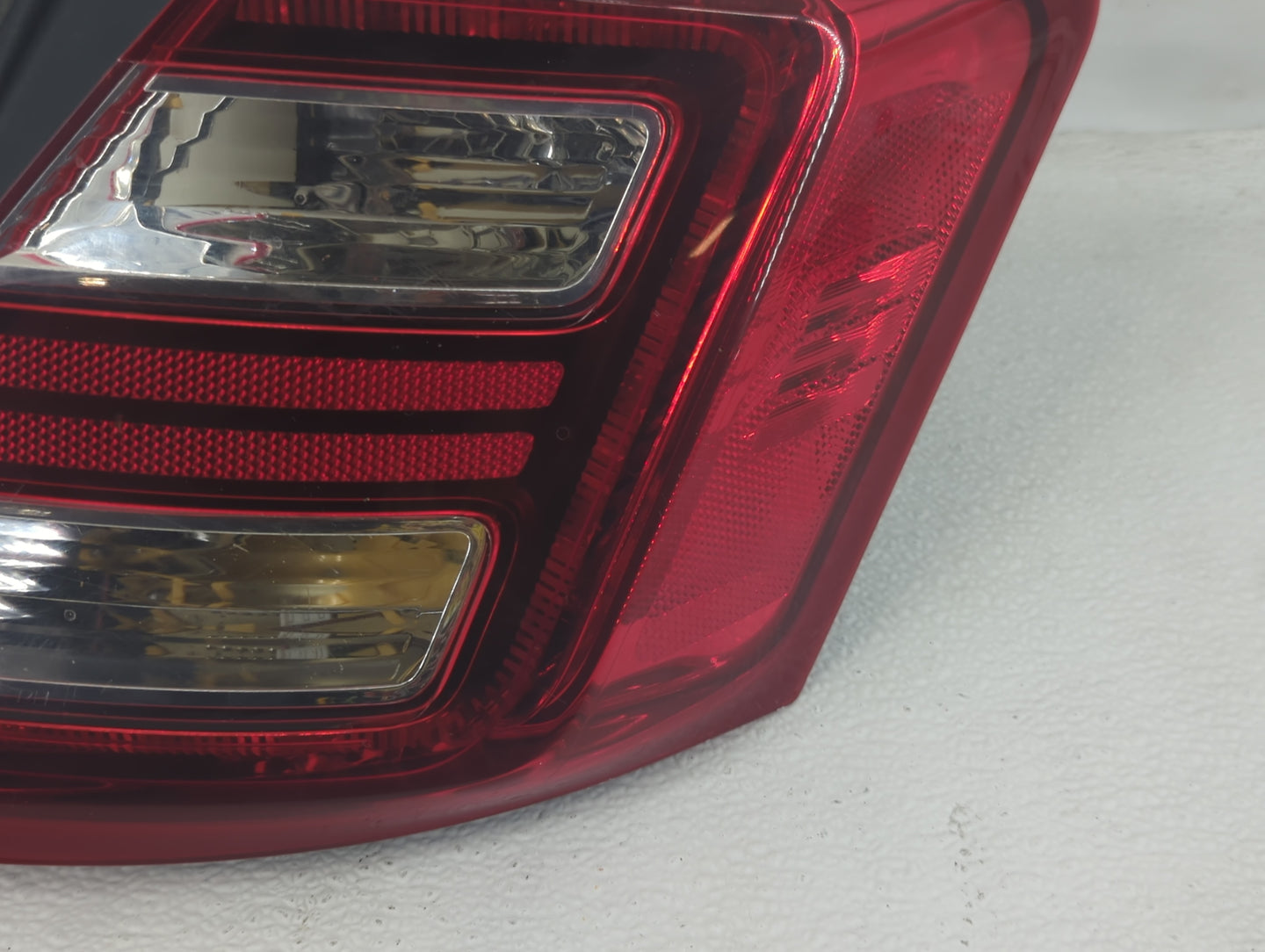 2013-2019 Ford Taurus Tail Light Assembly Passenger Right OEM P/N:DG13-13404-A DG13-13B504-A Fits OEM Used Auto Parts - Oemu
