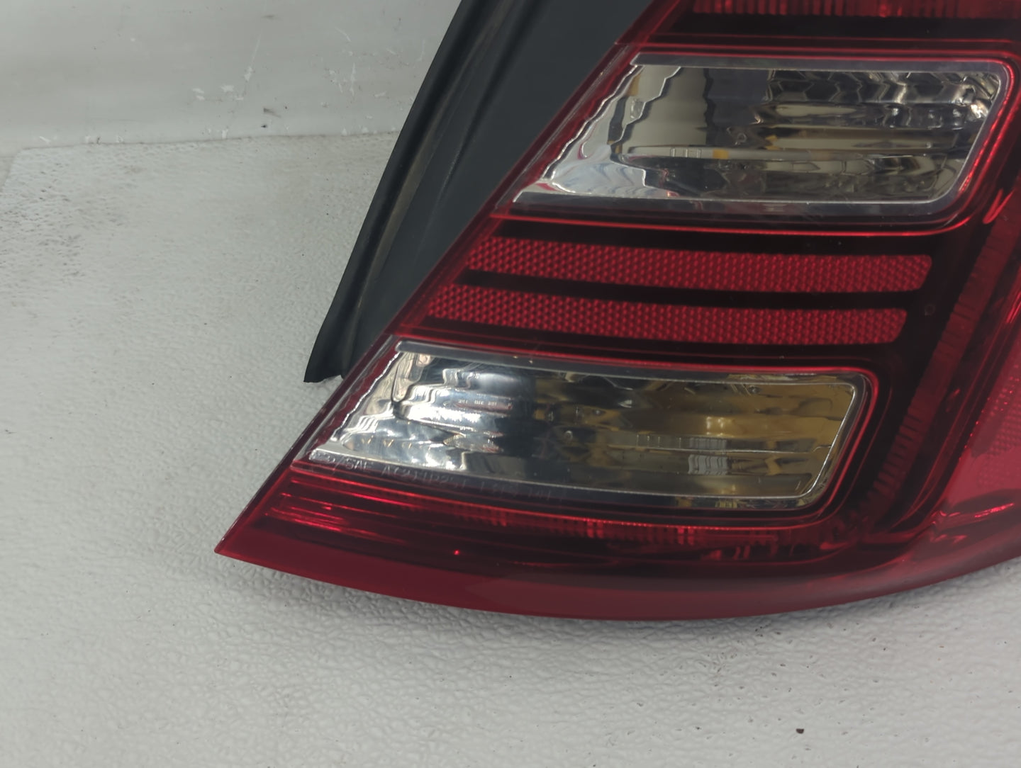 2013-2019 Ford Taurus Tail Light Assembly Passenger Right OEM P/N:DG13-13404-A DG13-13B504-A Fits OEM Used Auto Parts - Oemu