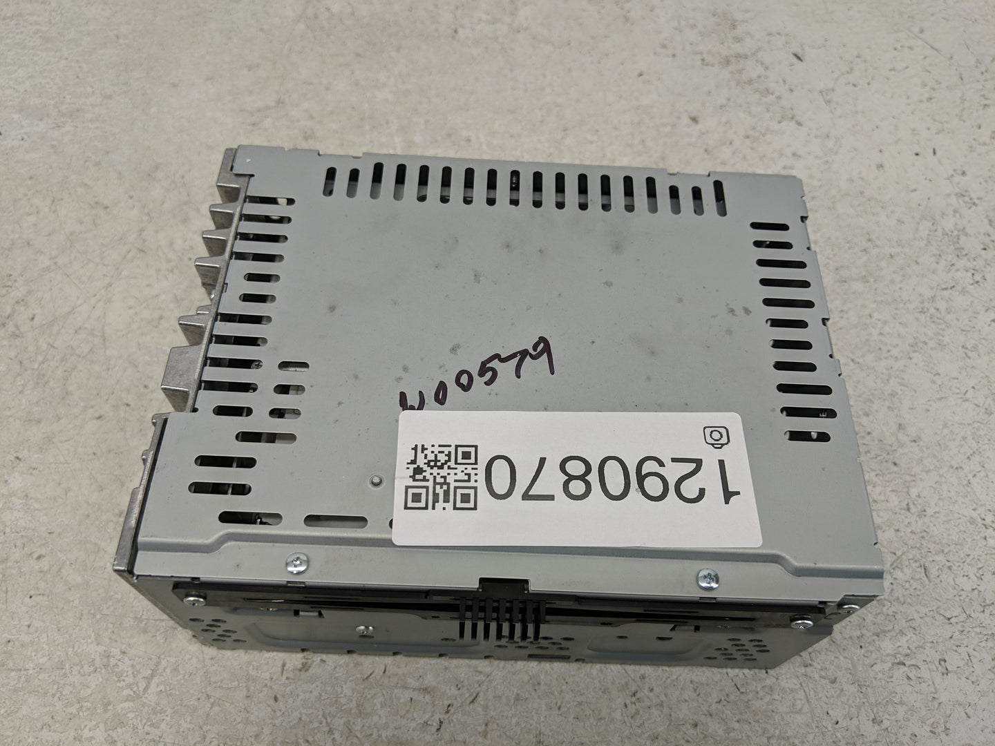 2013-2014 Ford Taurus Radio AM FM Cd Player Receiver Replacement P/N:DG1T-19C107-AG Fits Fits 2013 2014 OEM Used Auto Parts 