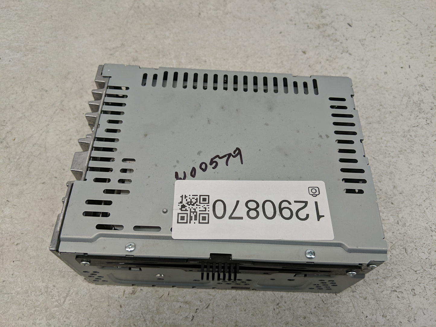 2013-2014 Ford Taurus Radio AM FM Cd Player Receiver Replacement P/N:DG1T-19C107-AG Fits Fits 2013 2014 OEM Used Auto Parts 