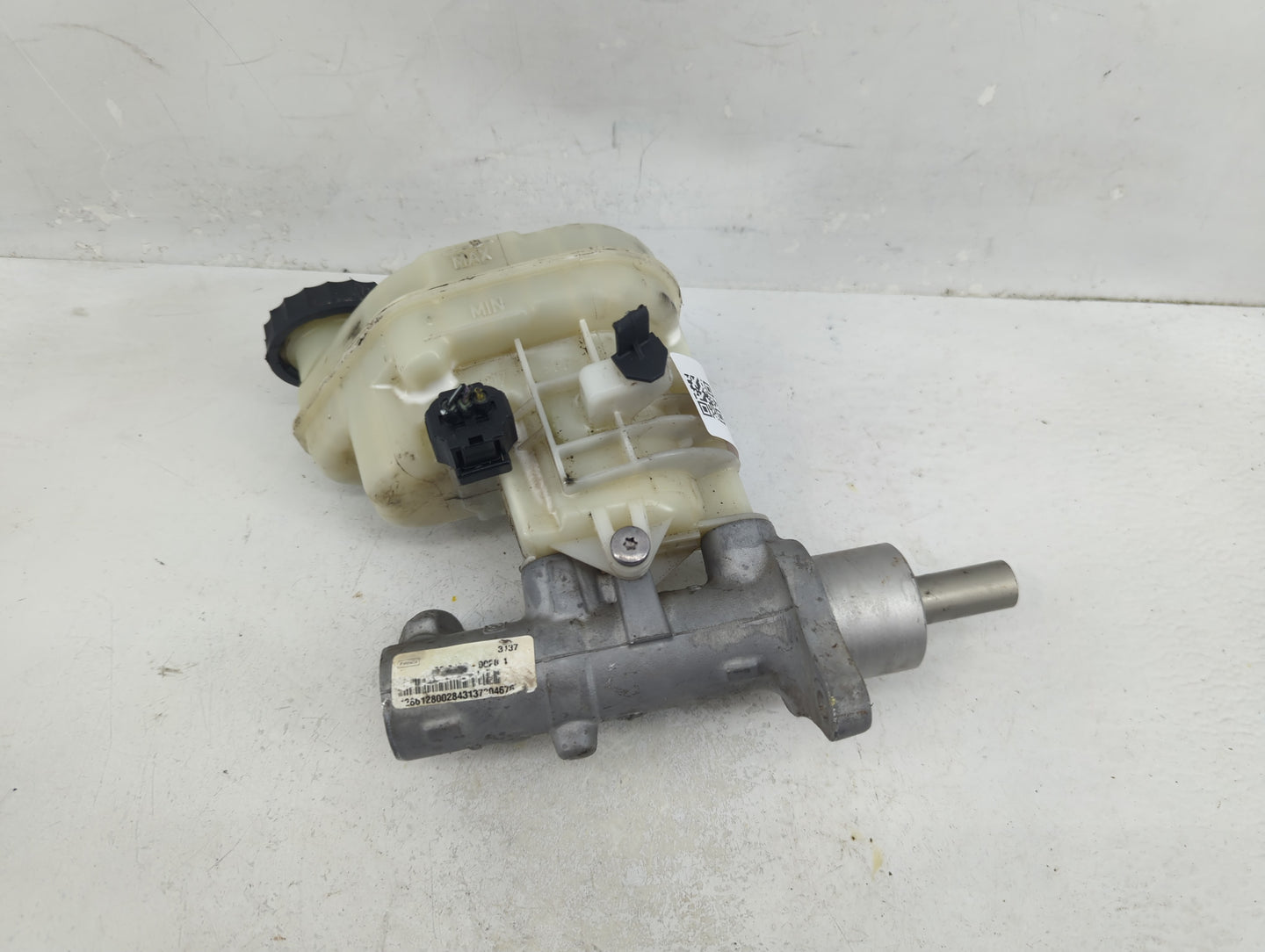 2013-2019 Ford Taurus Brake Master Cylinder 1376535 - Oemusedautoparts1.com