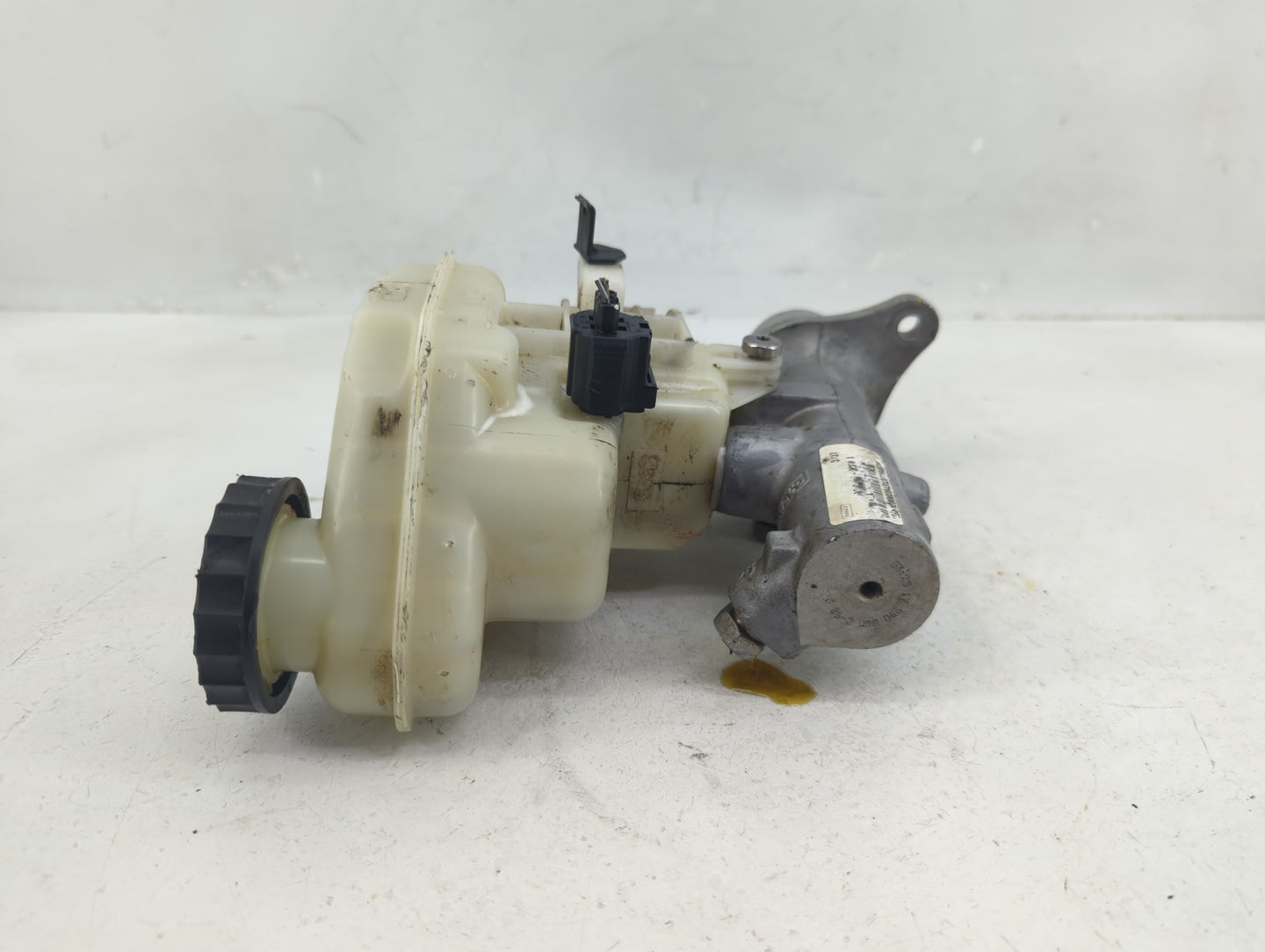 2013-2019 Ford Taurus Brake Master Cylinder 1376535 - Oemusedautoparts1.com