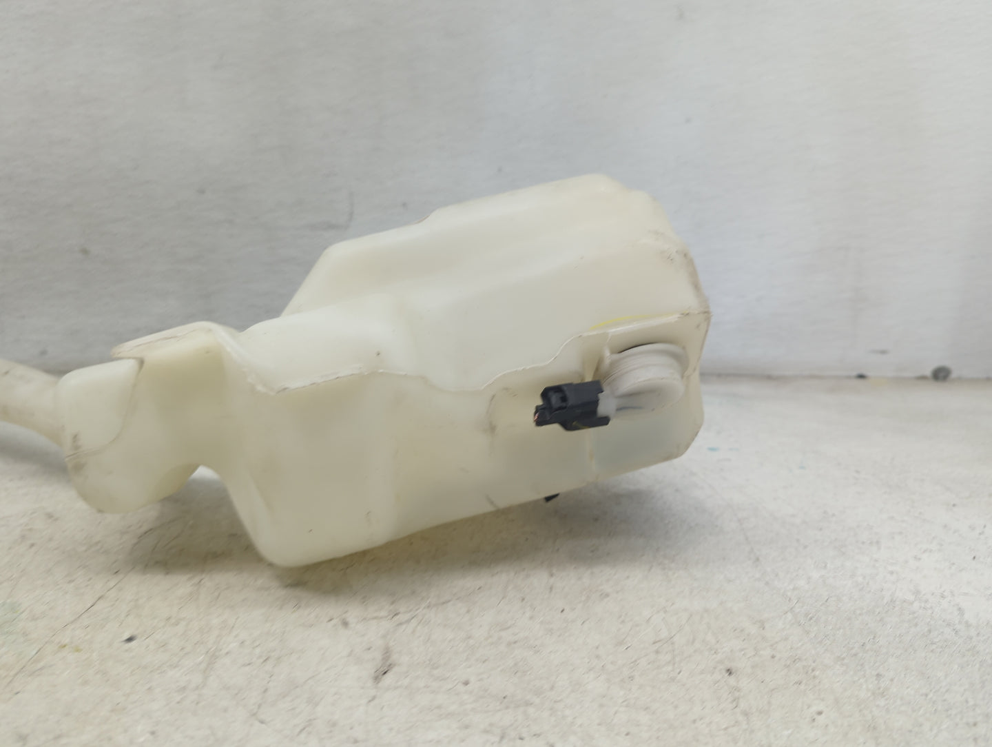 2013-2019 Ford Taurus Windshield Washer Fluid Reservoir Bottle Oem 1473580 - Oemusedautoparts1.com