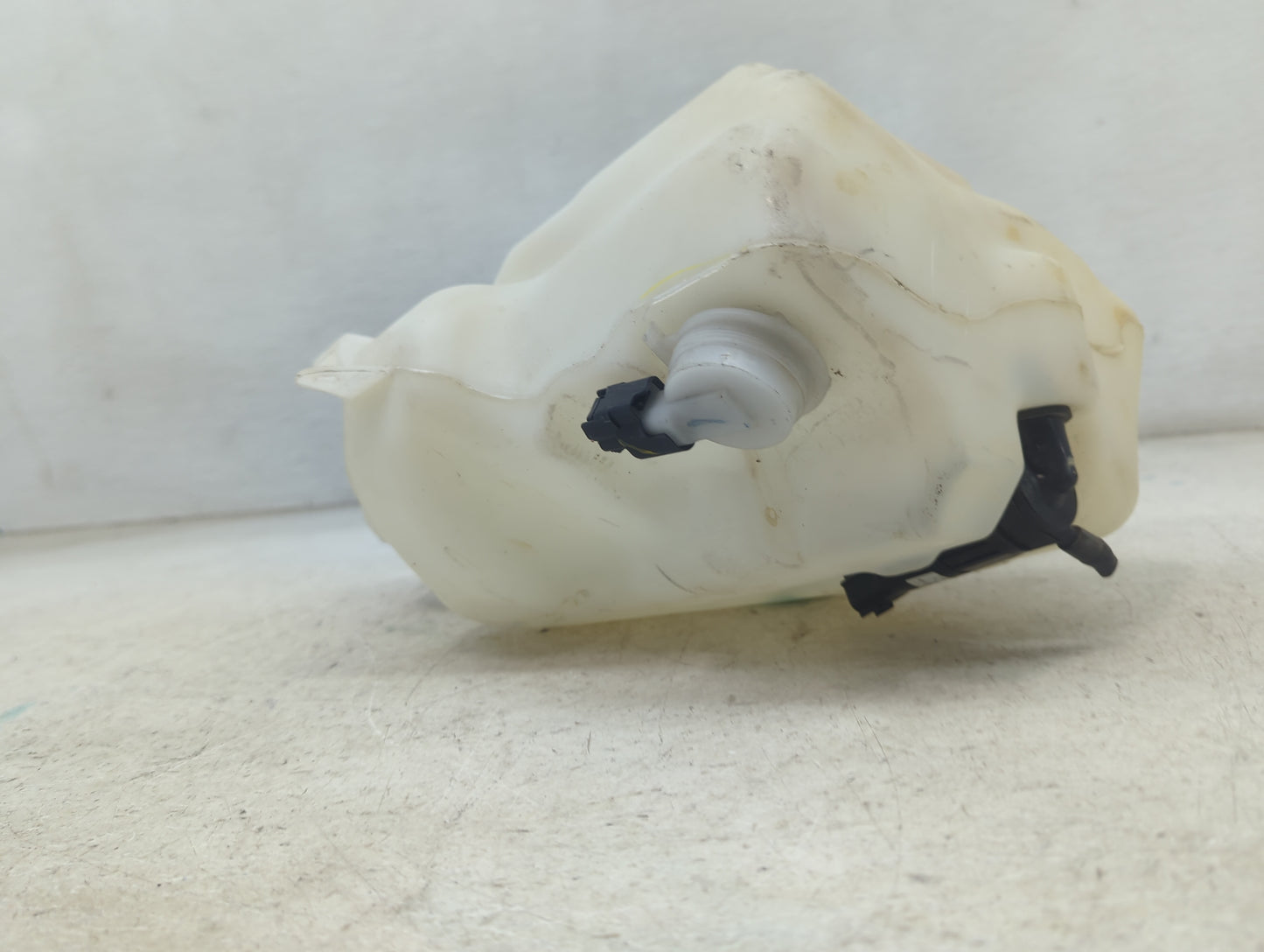2013-2019 Ford Taurus Windshield Washer Fluid Reservoir Bottle Oem 1473580 - Oemusedautoparts1.com