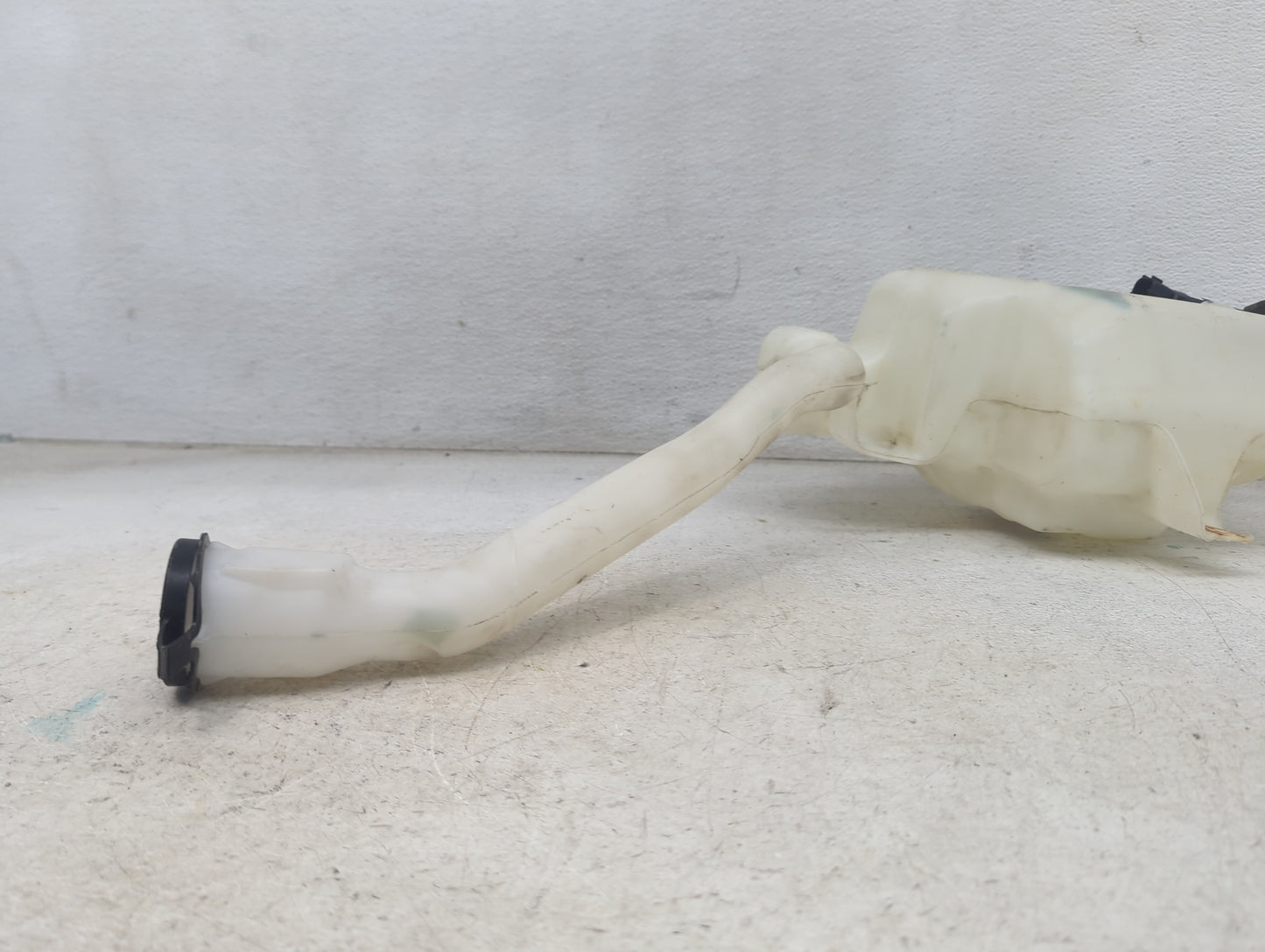 2013-2019 Ford Taurus Windshield Washer Fluid Reservoir Bottle Oem 1473580 - Oemusedautoparts1.com