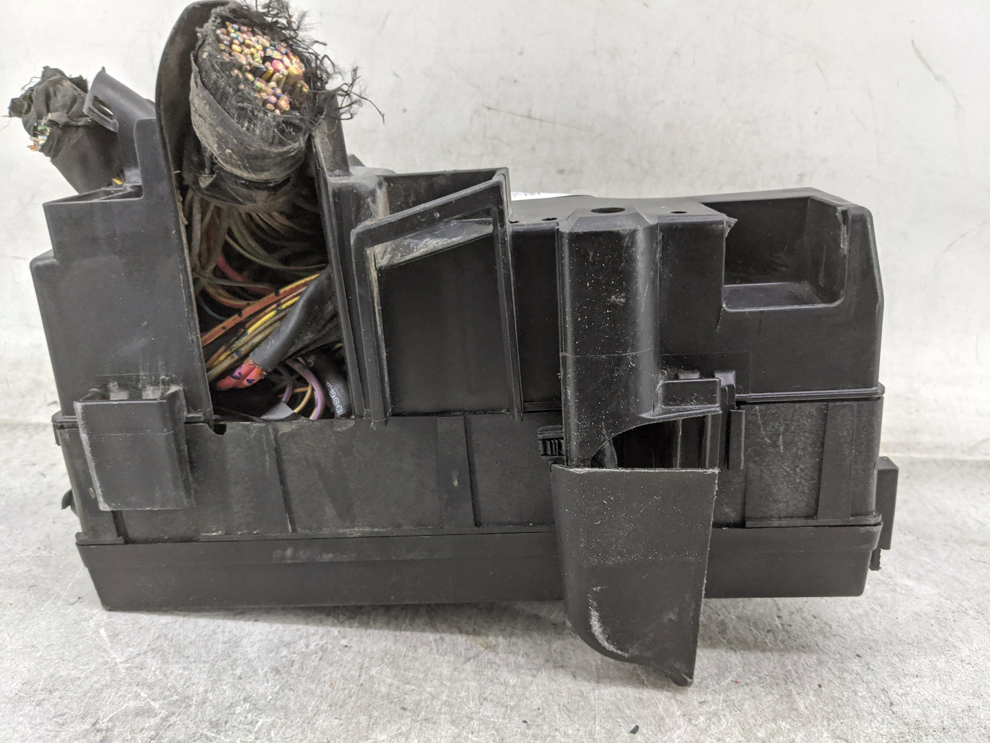 2013-2016 Ford Taurus Fusebox Fuse Box Panel Relay Module P/N:DG1T-14A003-BA 8T2T-14B192-AA Fits Fits 2013 2014 2015 2016 OE