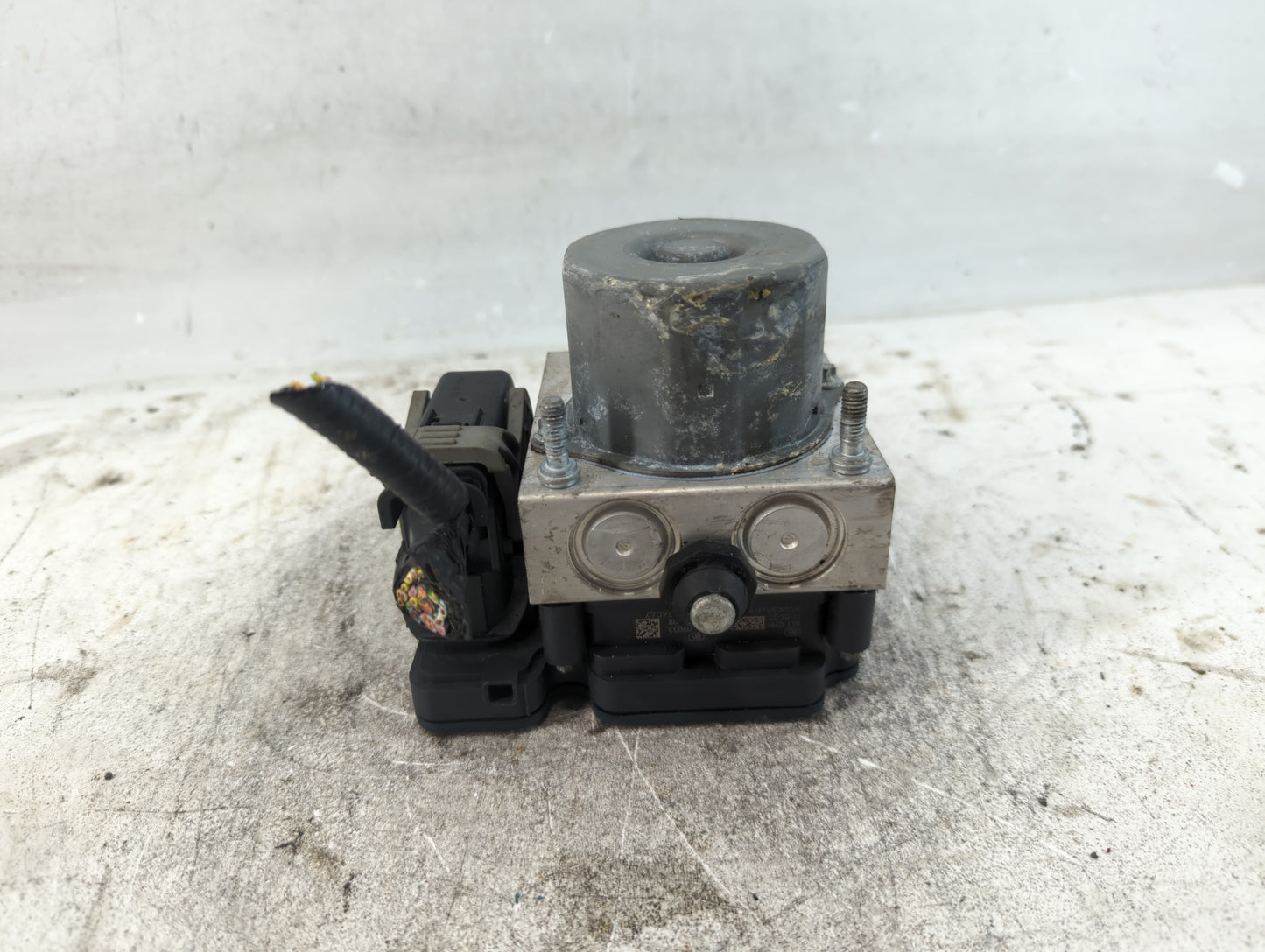 2013-2014 Ford Taurus ABS Pump Control Module Replacement P/N:DG13-2C405-FG Fits Fits 2013 2014 OEM Used Auto Parts - Oemuse