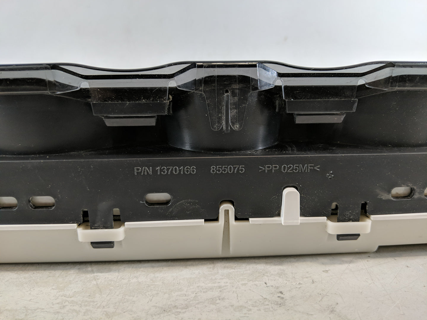 2014-2016 Gmc Acadia Instrument Cluster Speedometer Gauges P/N:1370166 Fits Fits 2014 2015 2016 OEM Used Auto Parts - Oemuse