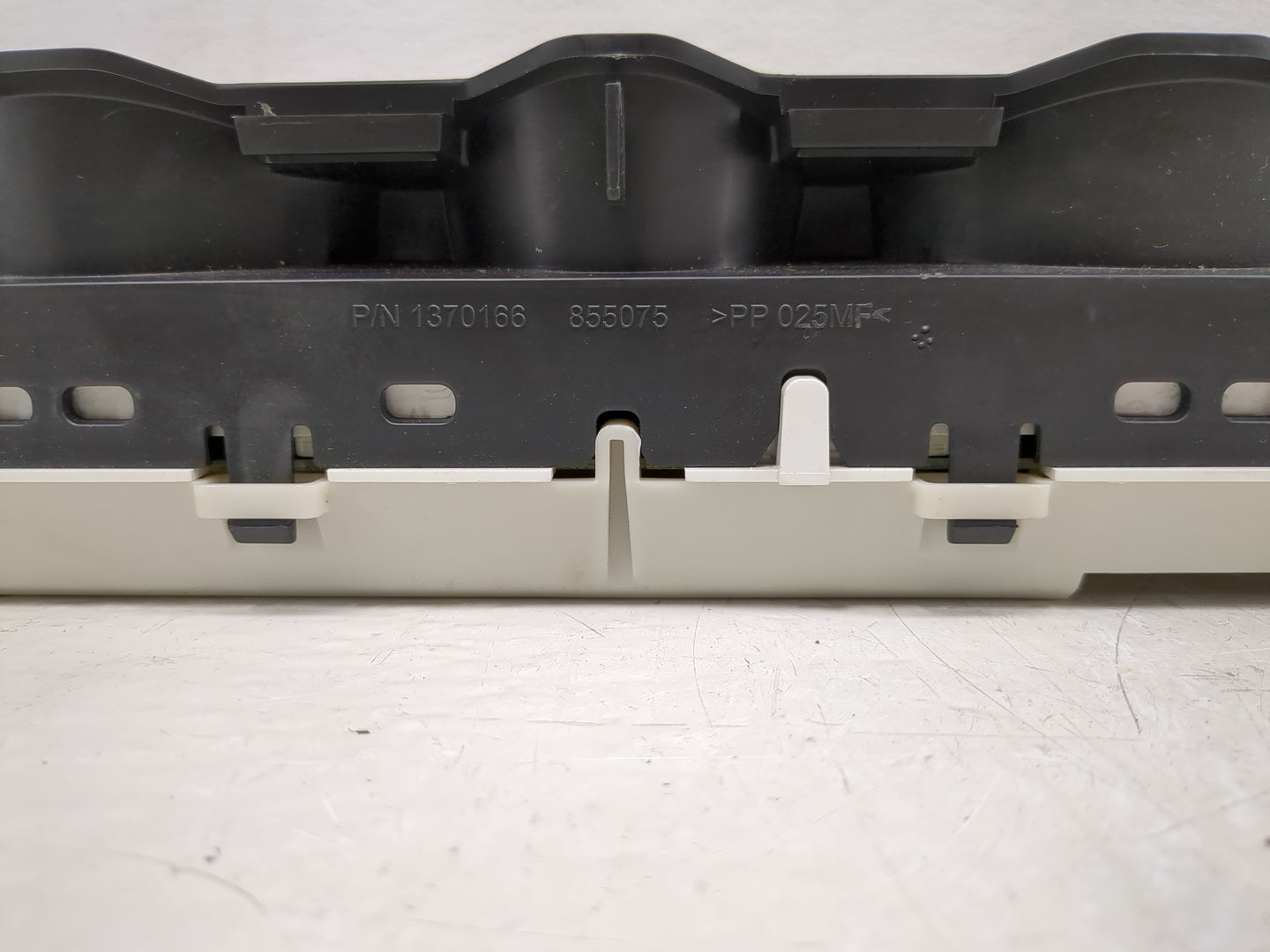 2014-2016 Gmc Acadia Instrument Cluster Speedometer Gauges P/N:1370166 Fits Fits 2014 2015 2016 OEM Used Auto Parts - Oemuse