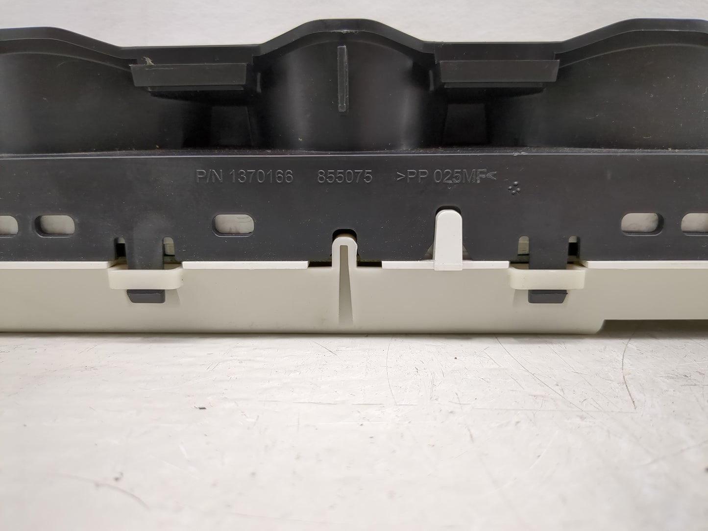 2014-2016 Gmc Acadia Instrument Cluster Speedometer Gauges P/N:1370166 Fits Fits 2014 2015 2016 OEM Used Auto Parts - Oemuse