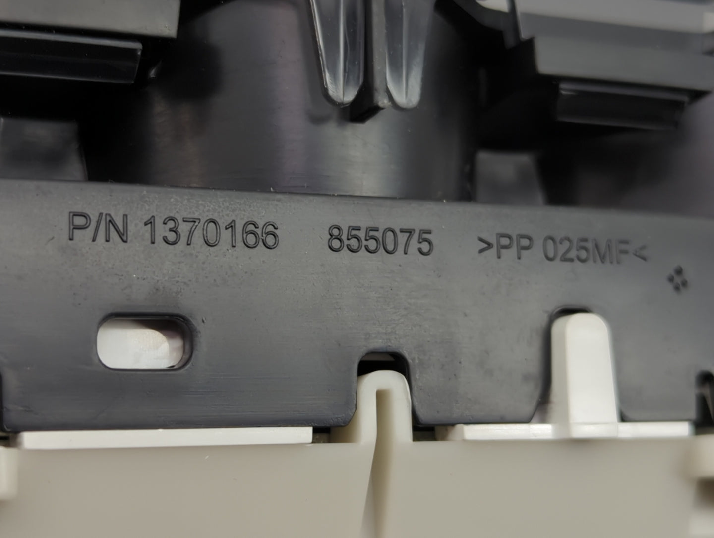 2014-2017 Gmc Acadia Instrument Cluster Speedometer Gauges P/N:1370166 Fits Fits 2014 2015 2016 2017 OEM Used Auto Parts - O