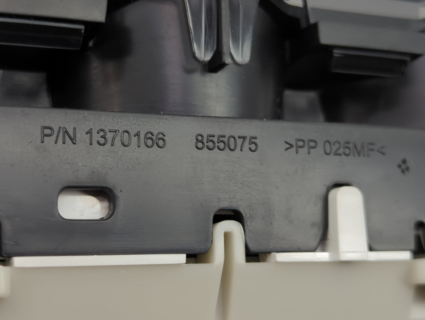 2014-2017 Gmc Acadia Instrument Cluster Speedometer Gauges P/N:1370166 Fits Fits 2014 2015 2016 2017 OEM Used Auto Parts - O