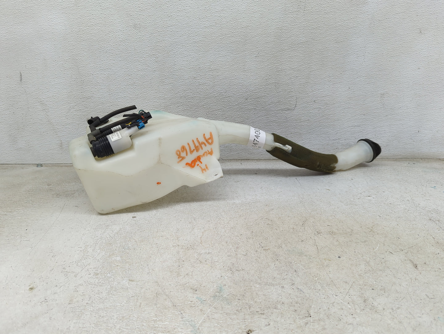 2010-2017 Gmc Acadia Windshield Washer Fluid Reservoir Bottle Oem 1474001 - Oemusedautoparts1.com
