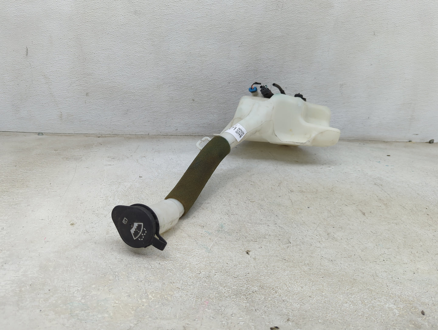 2010-2017 Gmc Acadia Windshield Washer Fluid Reservoir Bottle Oem 1474001 - Oemusedautoparts1.com