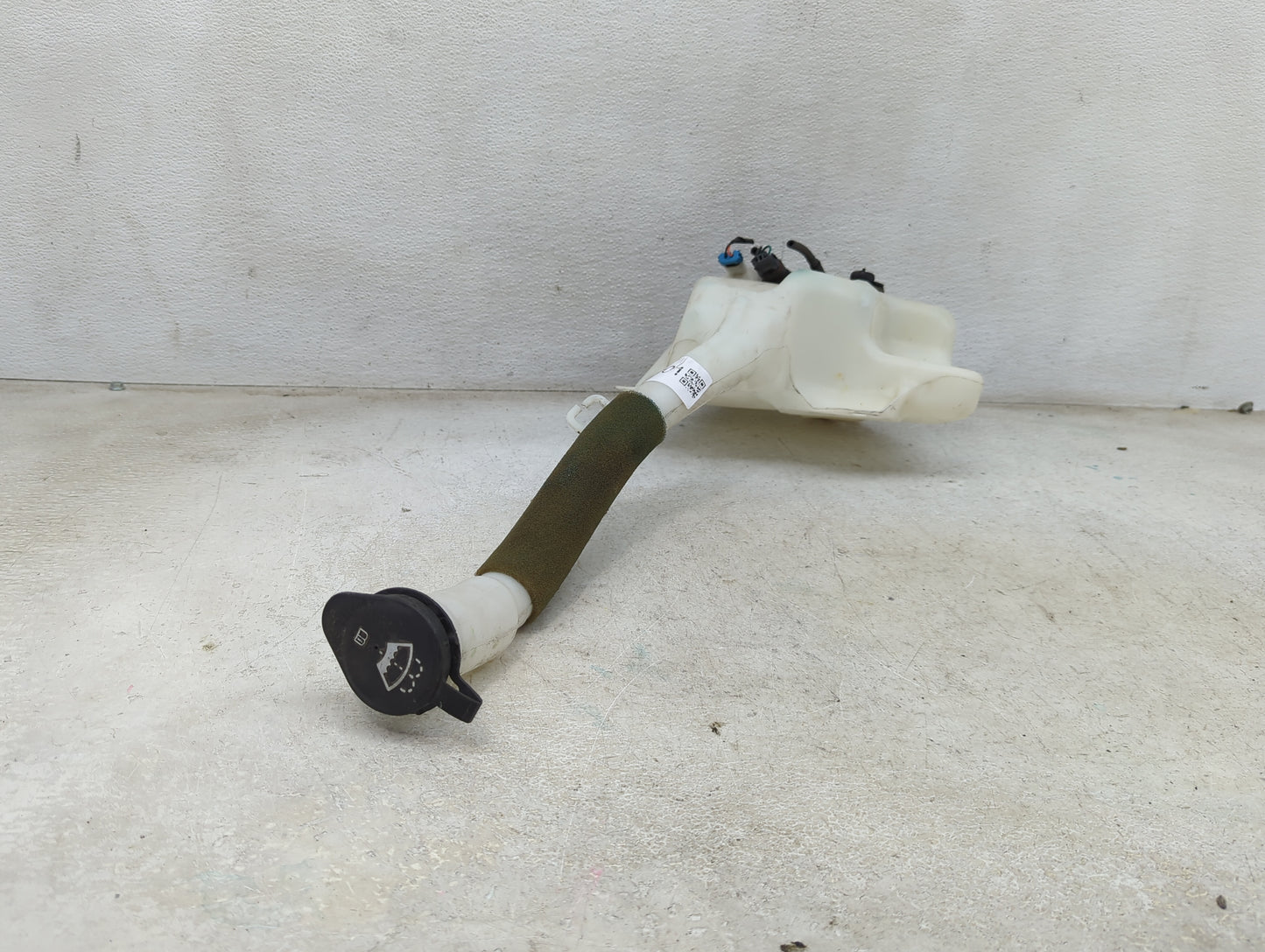 2010-2017 Gmc Acadia Windshield Washer Fluid Reservoir Bottle Oem 1474001 - Oemusedautoparts1.com