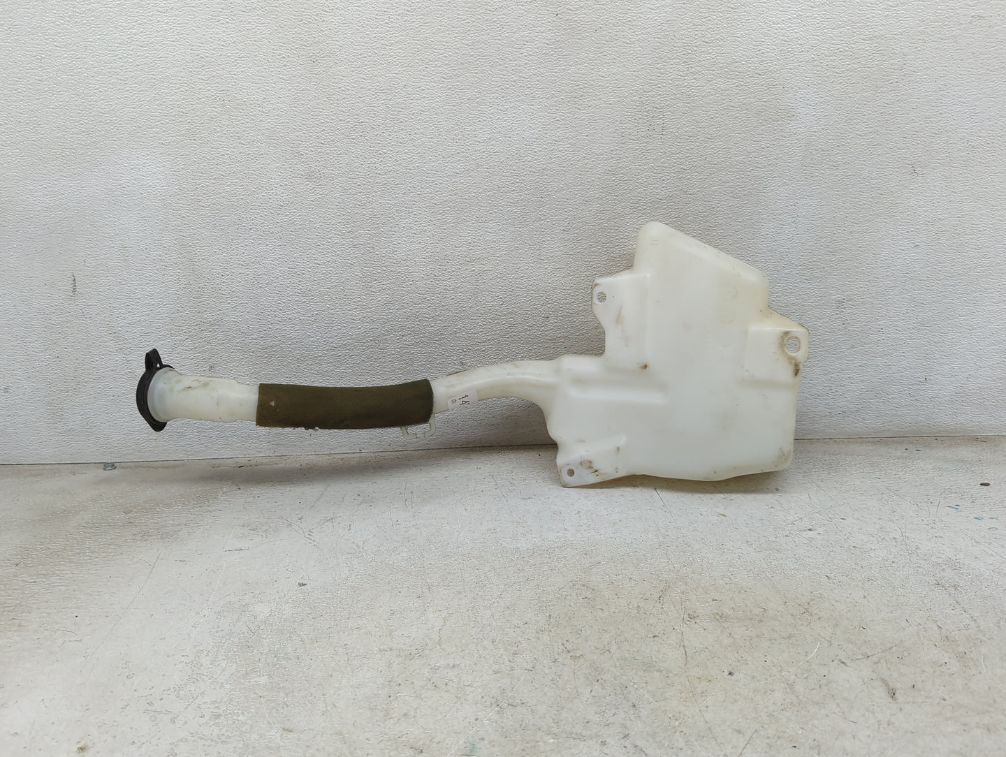 2010-2017 Gmc Acadia Windshield Washer Fluid Reservoir Bottle Oem 1474001 - Oemusedautoparts1.com