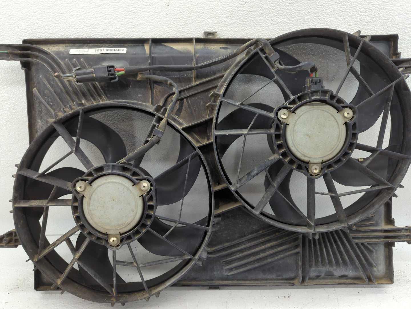 2007-2017 Gmc Acadia Left Radiator Fan Motor Assembly Black - Oemusedautoparts1.com