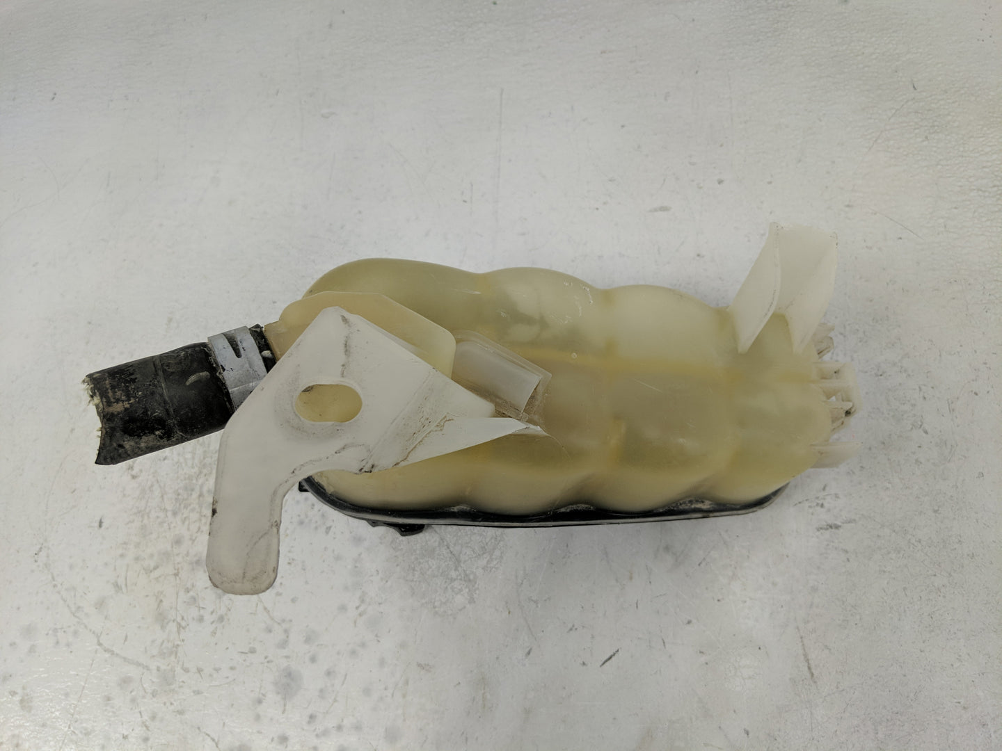 2014 Gmc Sierra 1500 Radiator Coolant Overflow Expansion Tank Bottle 1241258 - Oemusedautoparts1.com