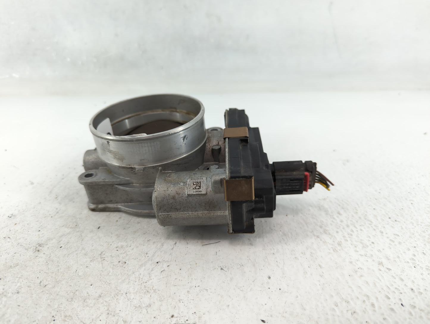 2014-2015 Gmc Sierra 1500 Throttle Body P/N:12617792 Fits Fits 2014 2015 OEM Used Auto Parts - Oemusedautoparts1.com