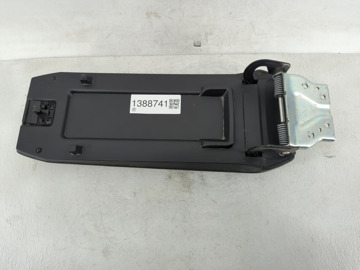 2014 Gmc Terrain Center Console Armrest Cover Lid Fits OEM Used Auto Parts - Oemusedautoparts1.com