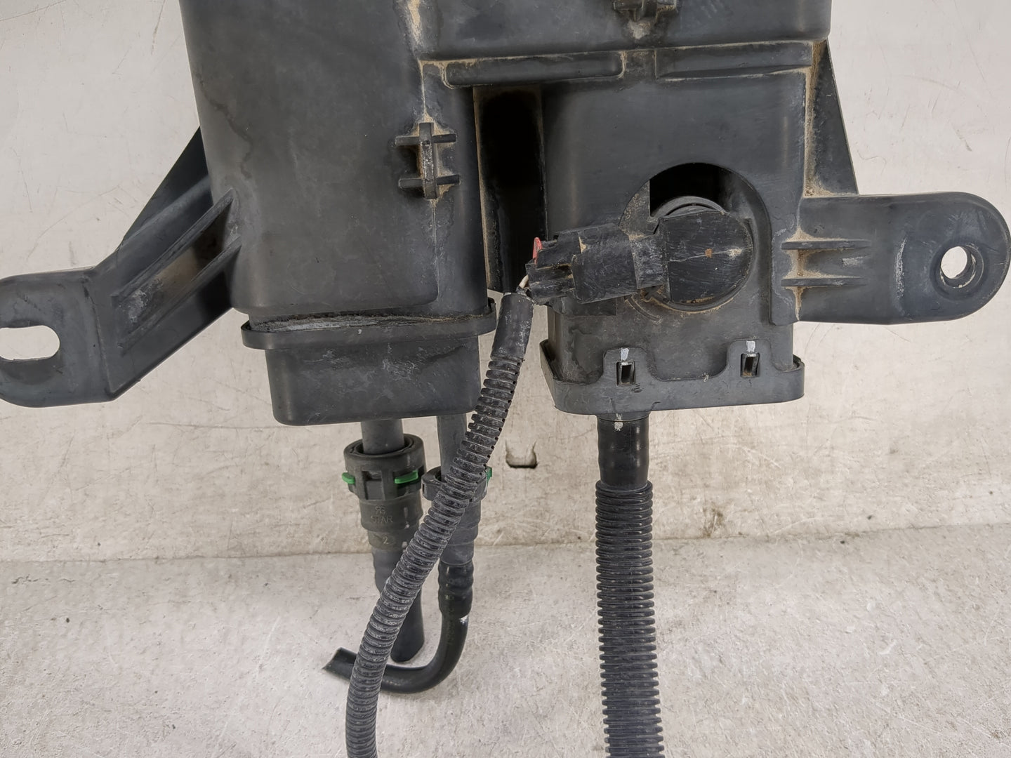 2014 Gmc Terrain Fuel Vapor Charcoal Canister 1461823 - Oemusedautoparts1.com