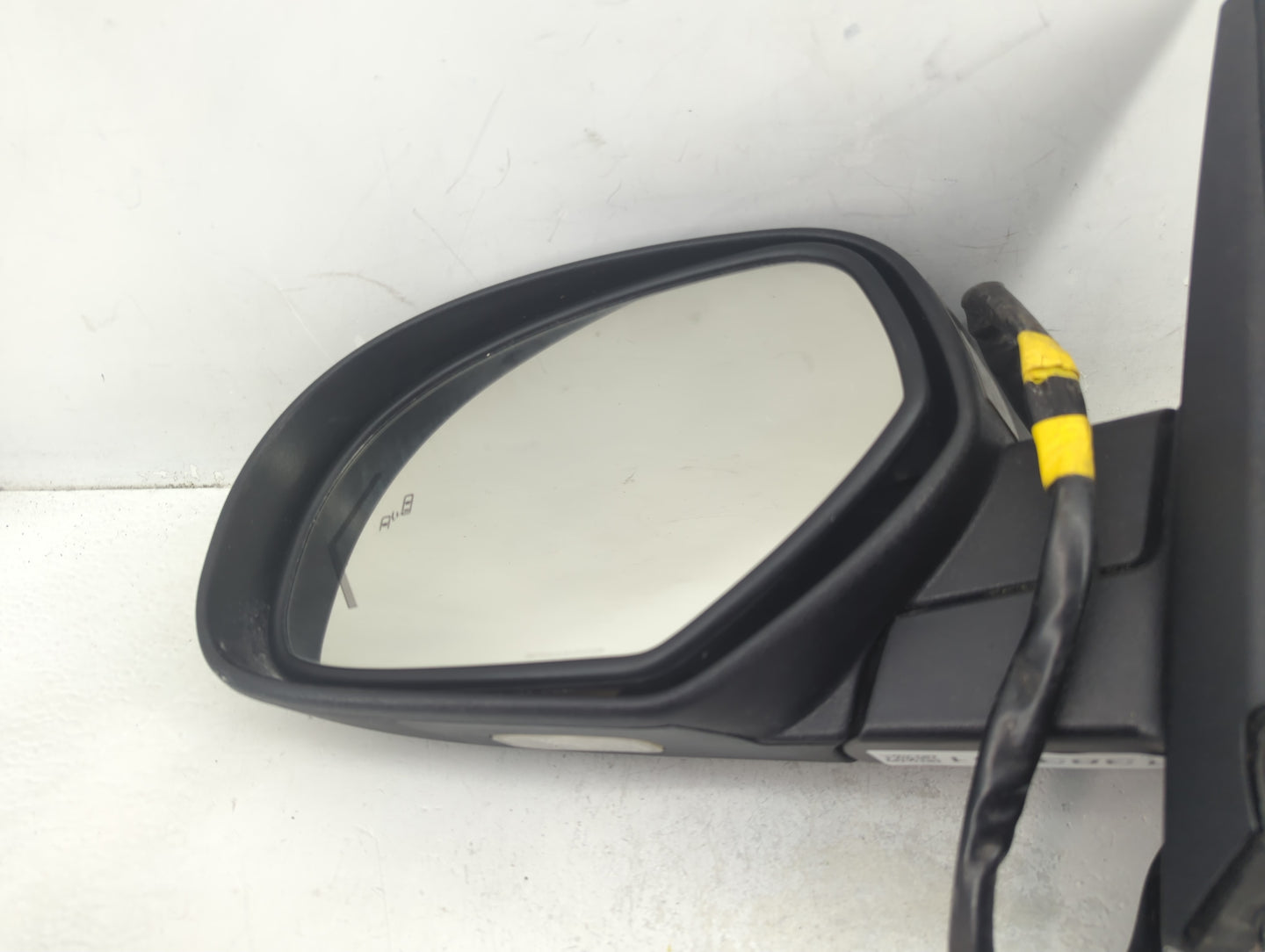 2009-2014 Gmc Yukon Driver Side View Mirror - Left Door Mirror OEM Used - Oemusedautoparts1.com