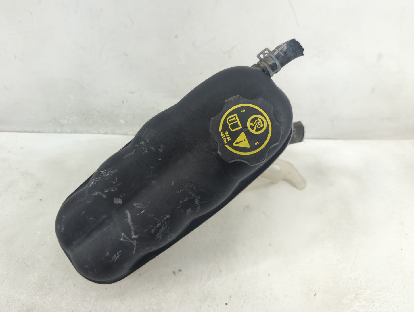 2007-2014 Gmc Yukon Radiator Coolant Overflow Expansion Tank Bottle - Oemusedautoparts1.com