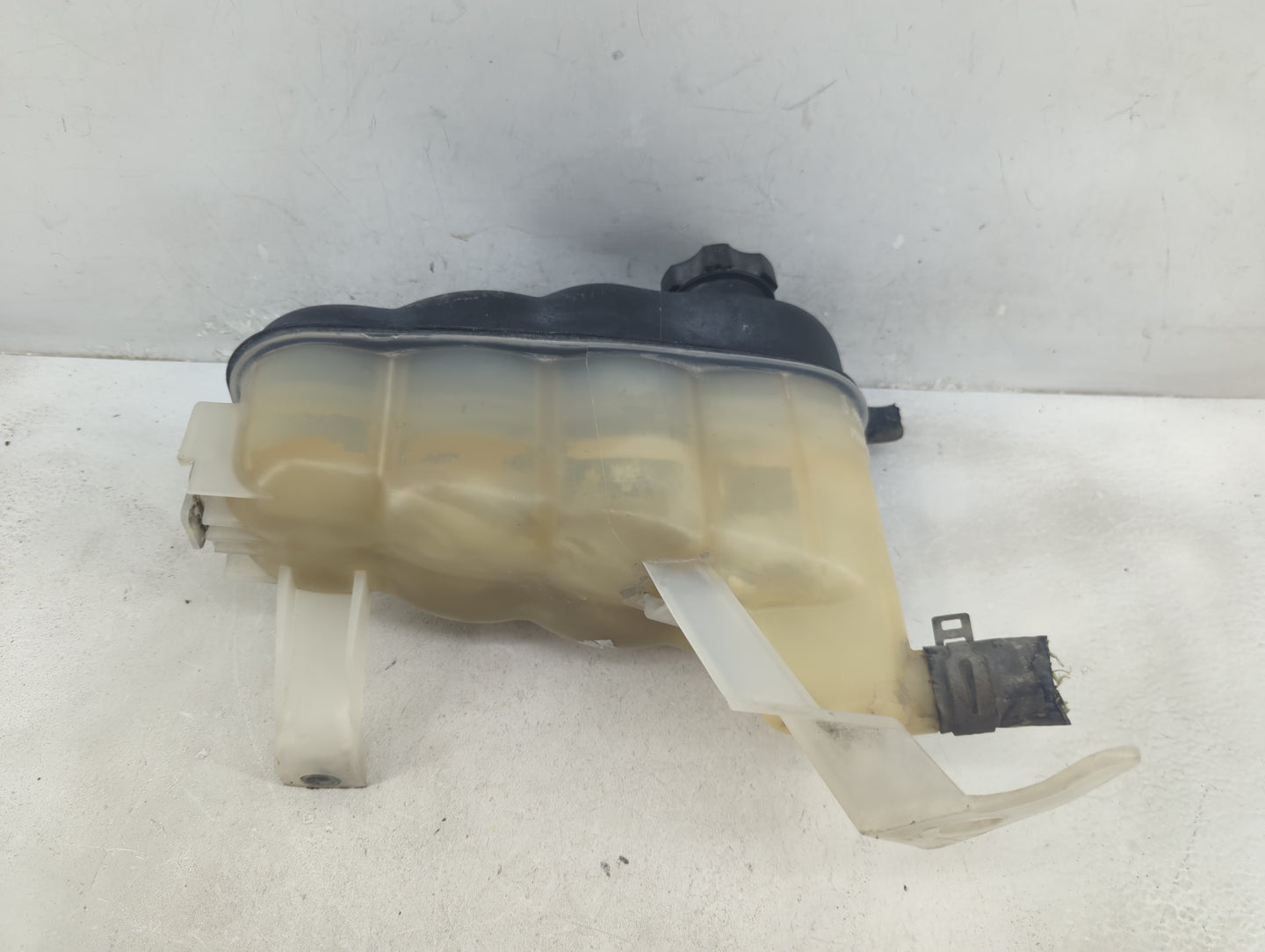 2007-2014 Gmc Yukon Radiator Coolant Overflow Expansion Tank Bottle 1410429 - Oemusedautoparts1.com