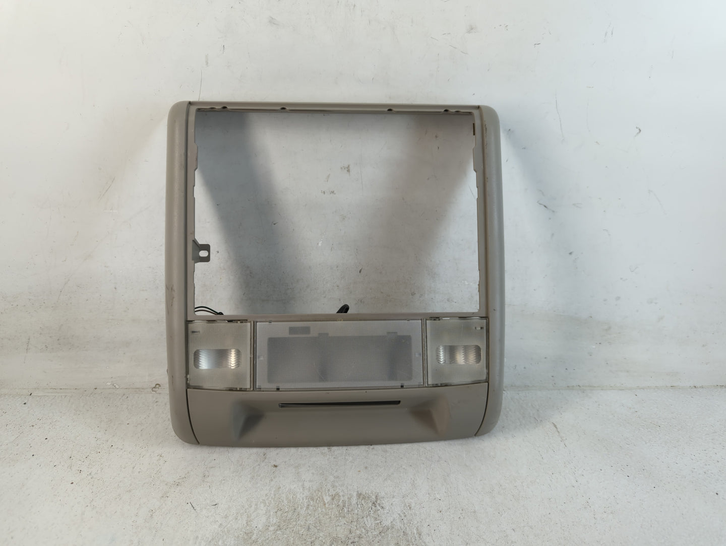 Gmc Yukon Overhead Roof Console 802464 - Oemusedautoparts1.com