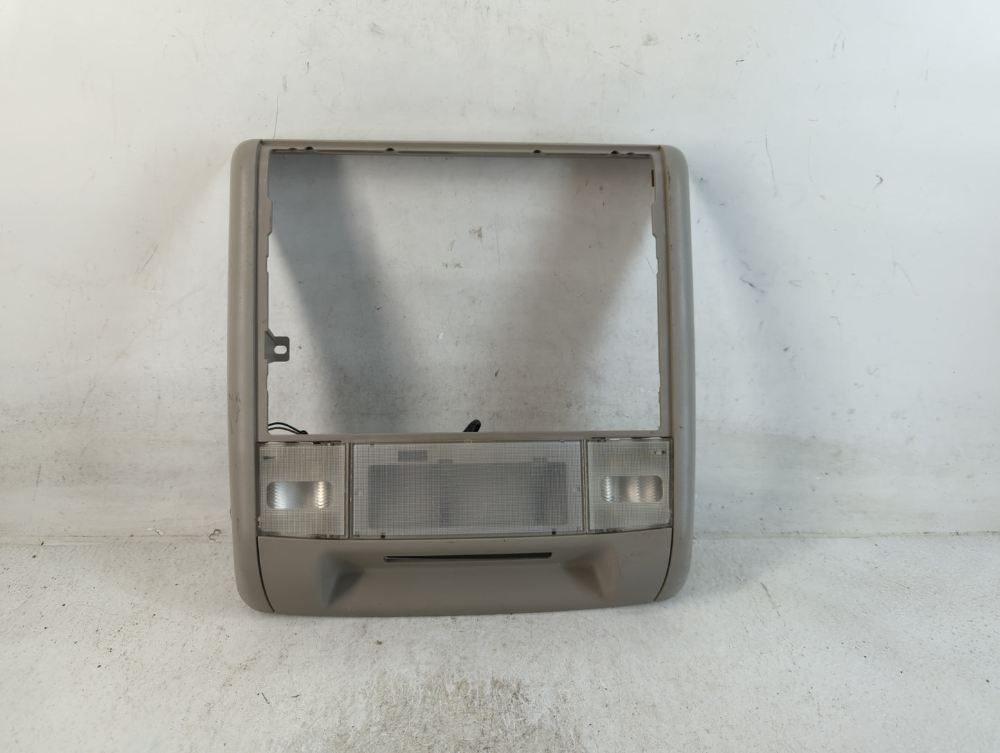 Gmc Yukon Overhead Roof Console 802464 - Oemusedautoparts1.com