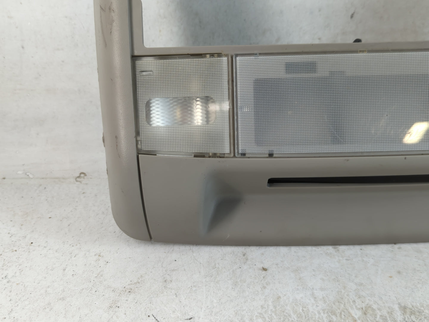 Gmc Yukon Overhead Roof Console 802464 - Oemusedautoparts1.com
