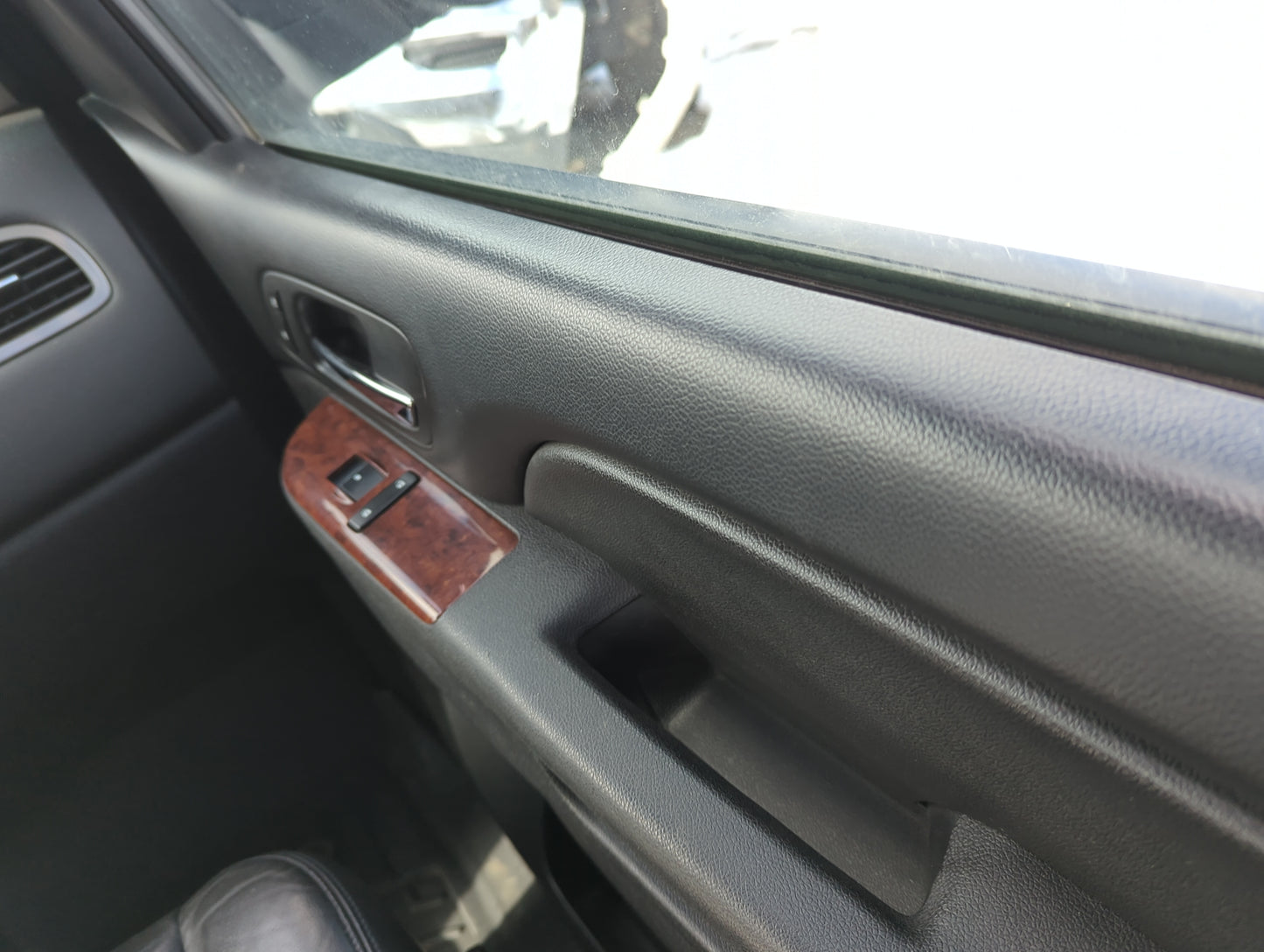 2014 Gmc Yukon Xl 1500 Front Right Passenger Interior Door Panel Trim - Oemusedautoparts1.com