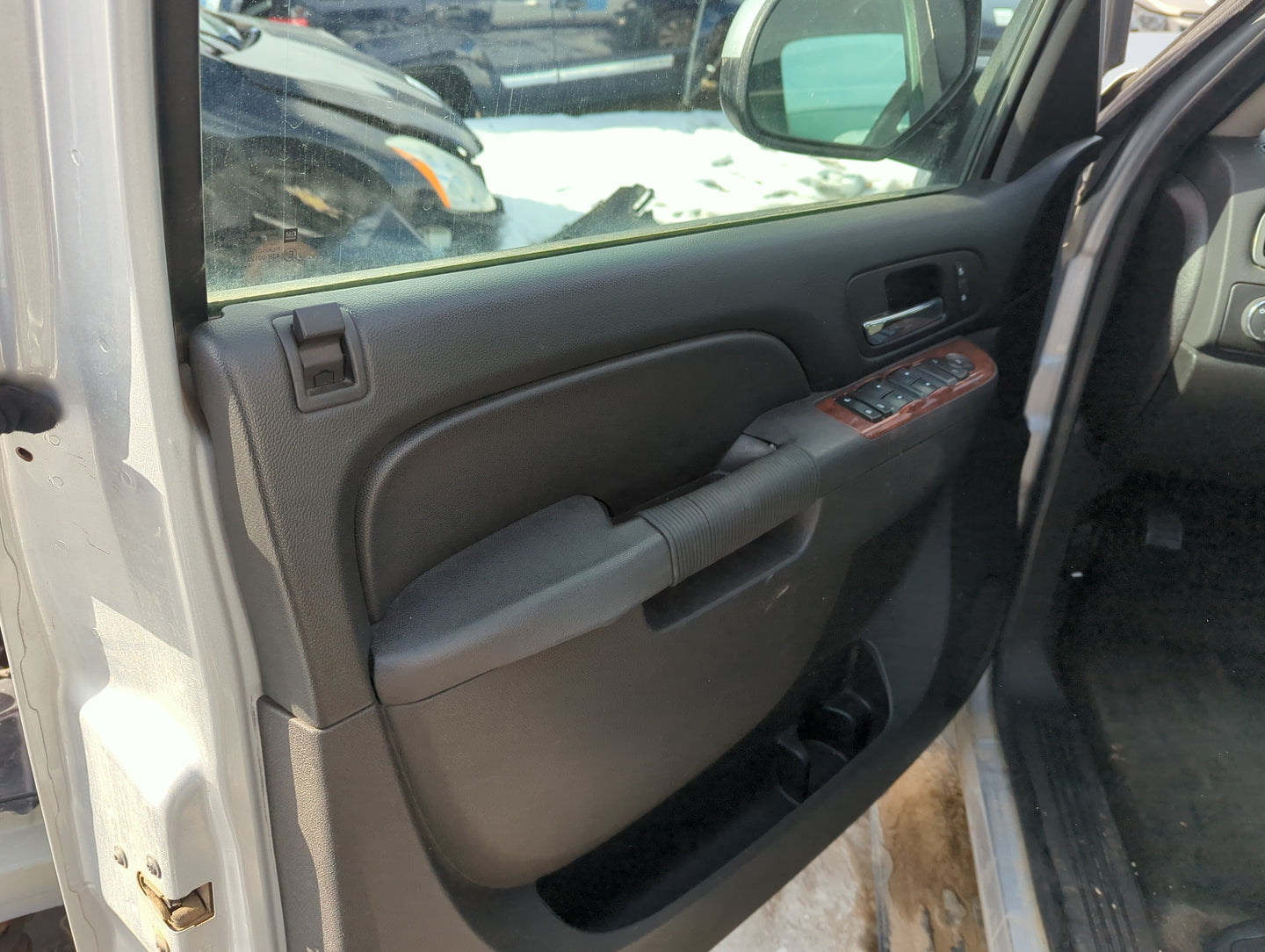 2014 Gmc Yukon Xl 1500 Front Left Driver Interior Door Panel Trim - Oemusedautoparts1.com