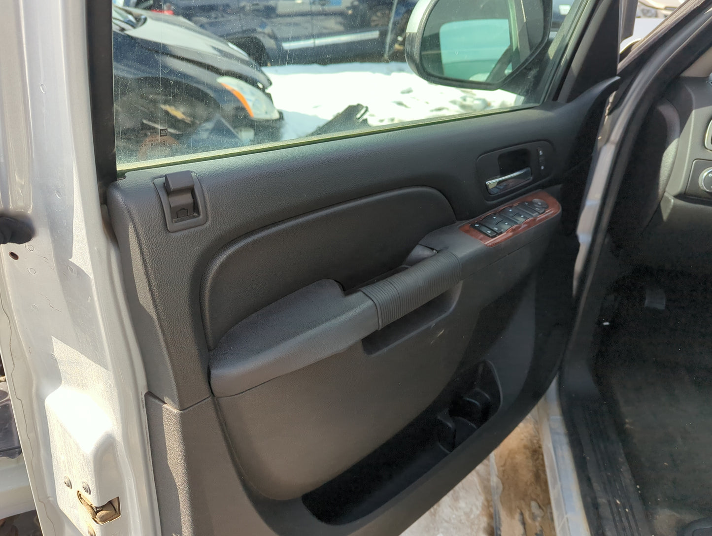 2014 Gmc Yukon Xl 1500 Front Left Driver Interior Door Panel Trim - Oemusedautoparts1.com