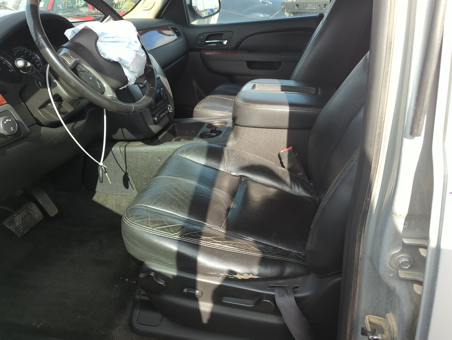2014 Gmc Yukon Xl 1500 Front Left Driver Interior Door Panel Trim - Oemusedautoparts1.com